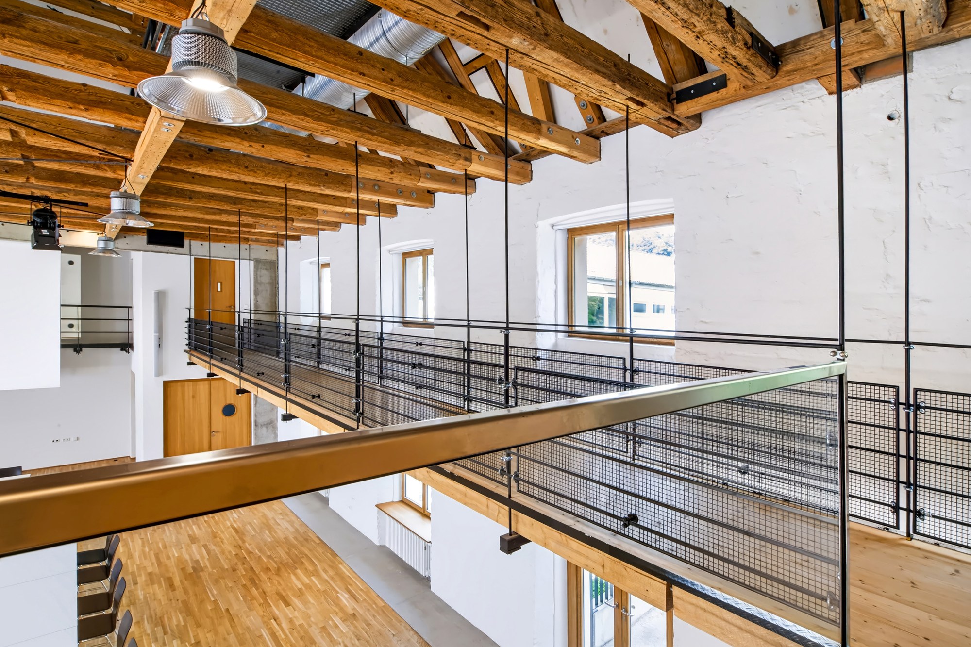 Diagonale Komposition mit Stahlträger und Geländer, Blick von der Galerie in den Saal