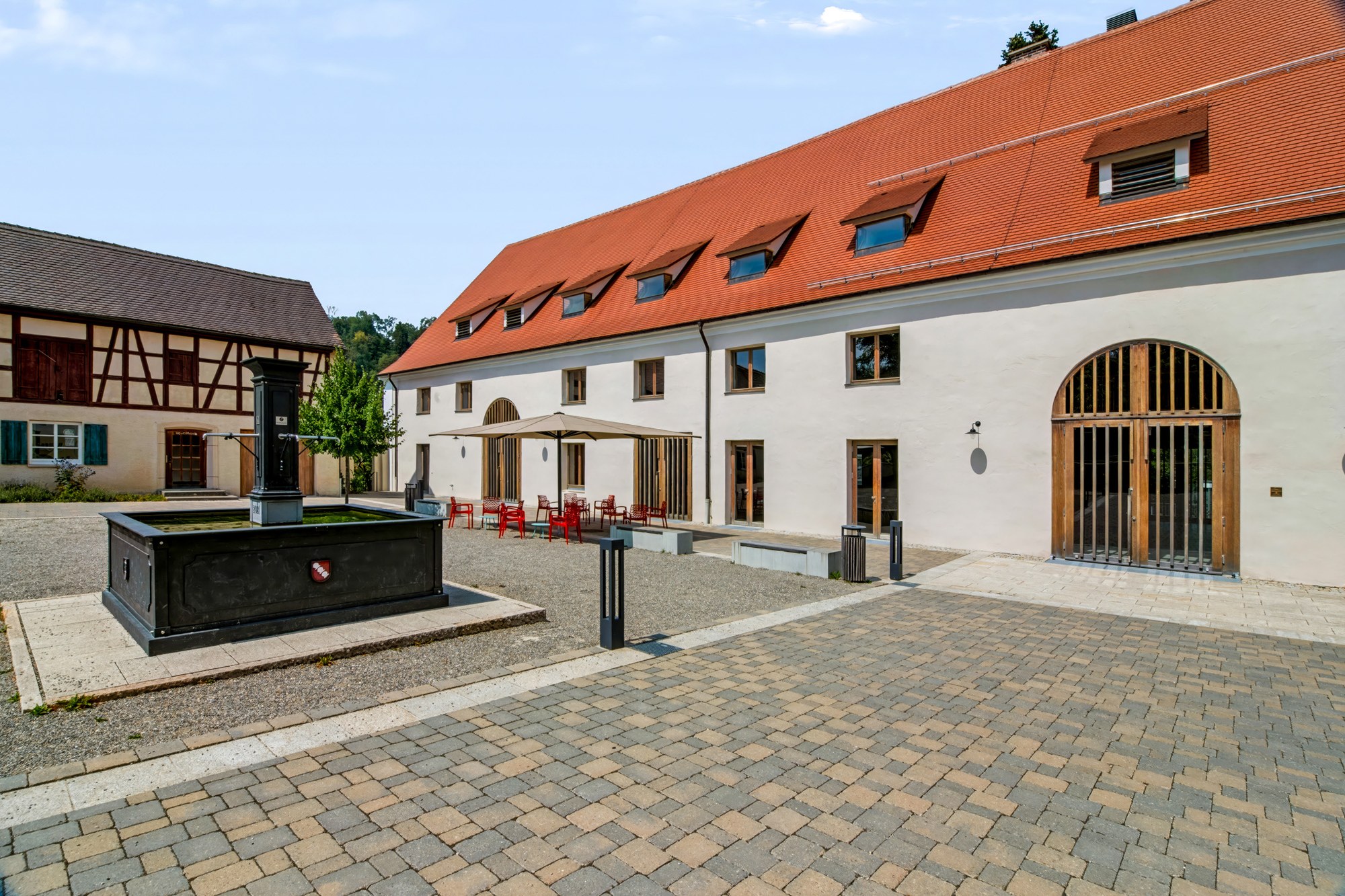 Zehntscheuer, Hofbrunnen und Rundbogenportal am Eingang