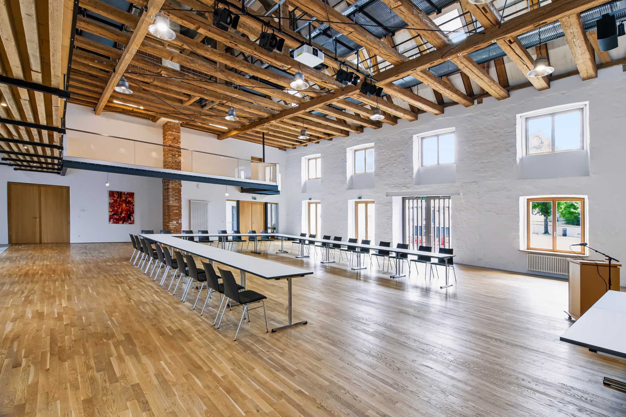 Veranstaltungssaal der Zehntscheuer mit freiliegendem Dachstuhl aus Holz