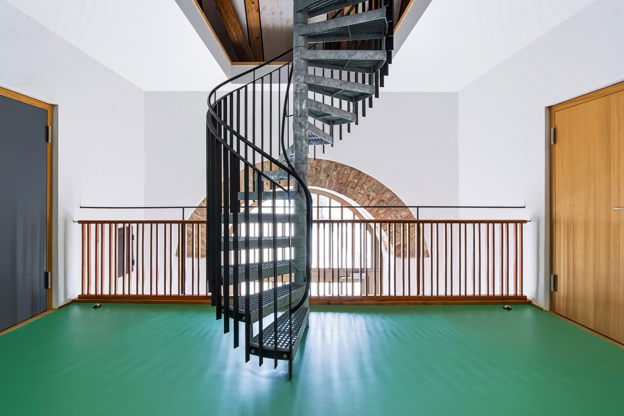 Freistehende Metall-Wendeltreppe der Zehntscheuer über grünem Boden