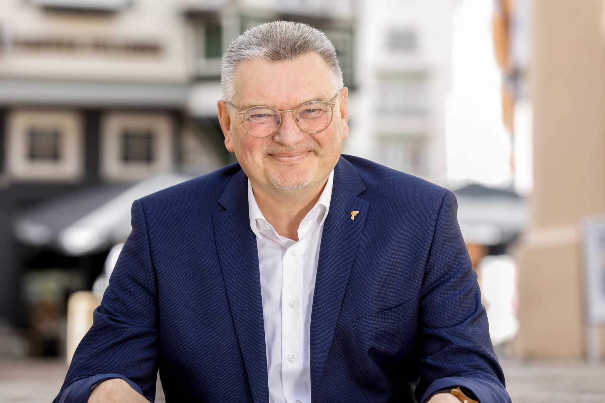 Business-Portrait von Oberbürgermeister Zeidler auf dem Biberacher Marktplatz