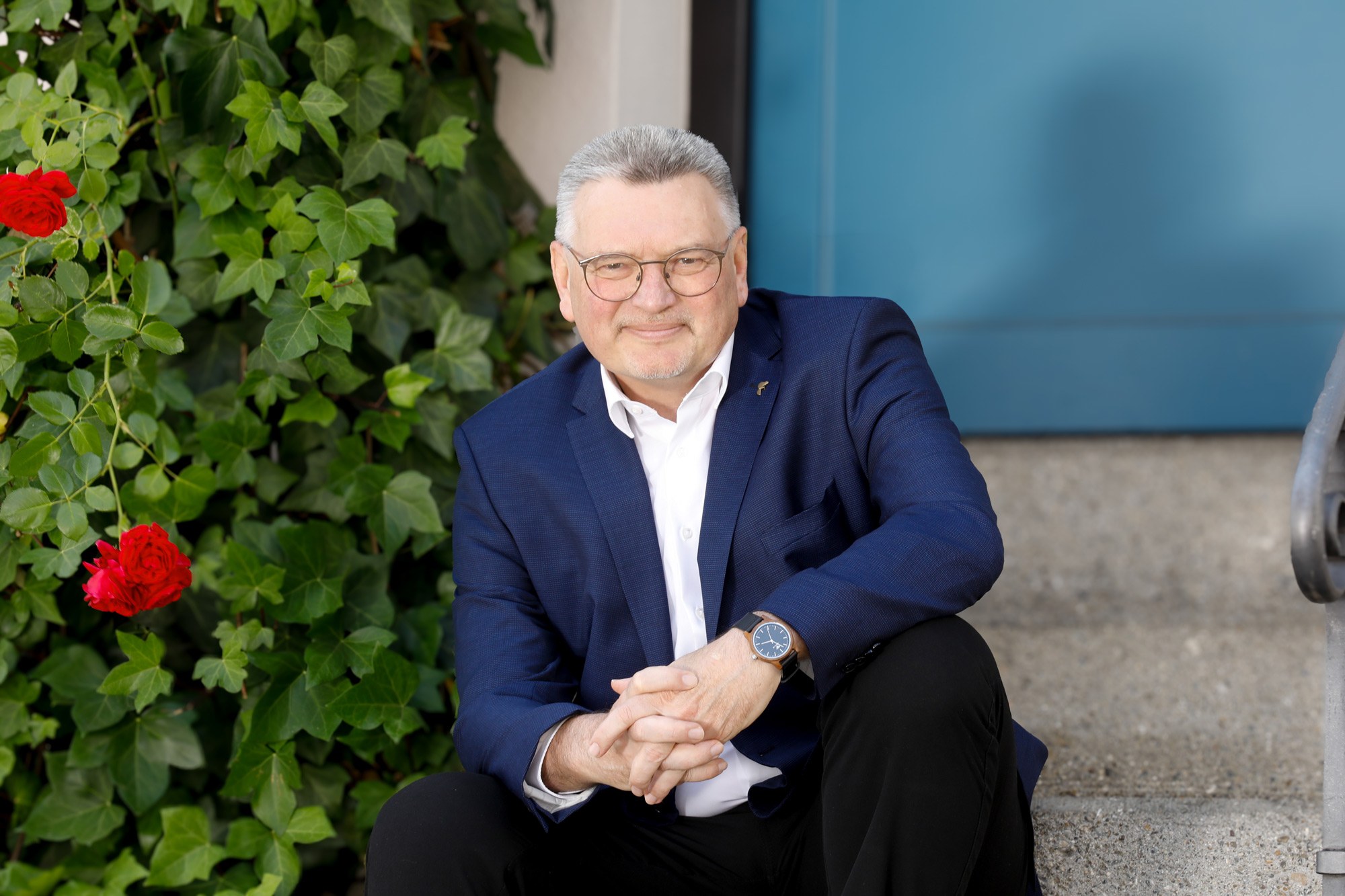 Oberbürgermeister Zeidler sitzend vor Rosen, Biberach