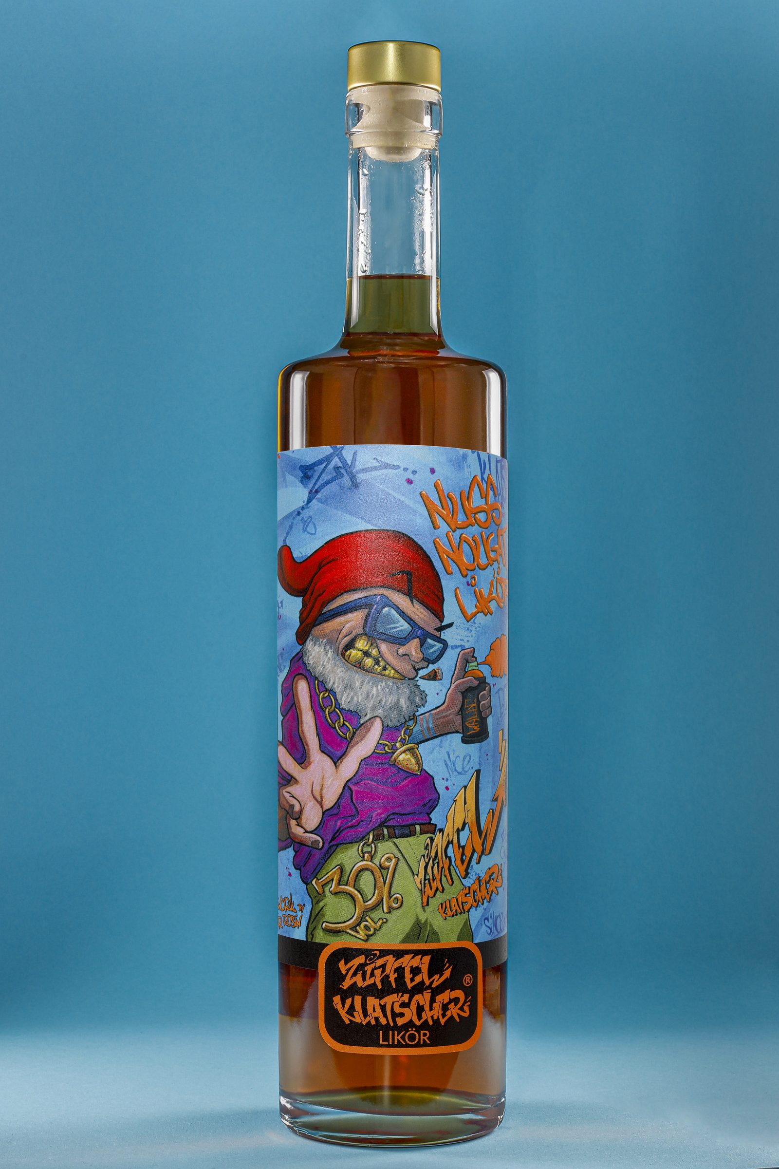 Spirituosenflasche vor petrolfarbenem Hintergrund