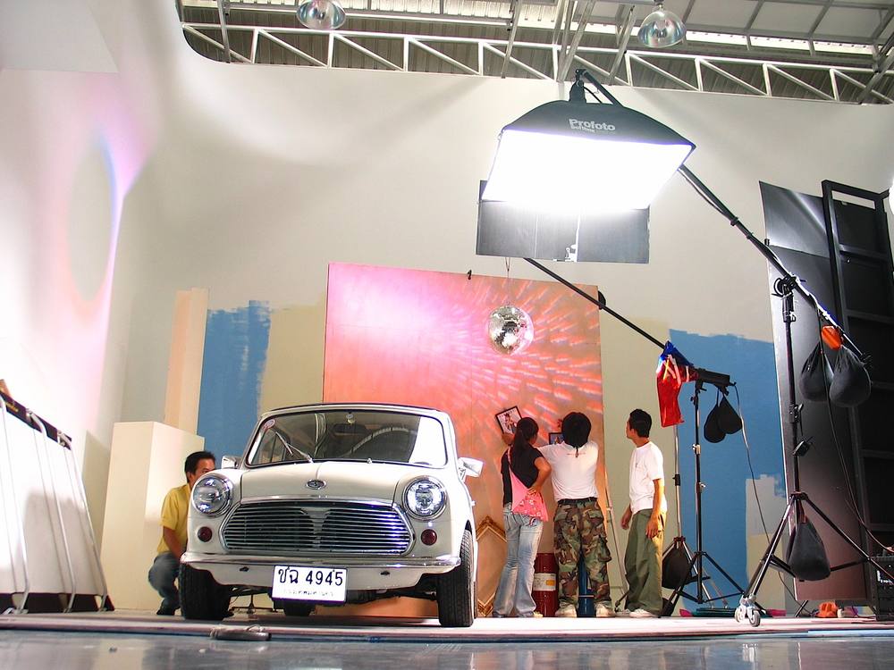 Studio-Set mit Auto und Crew
