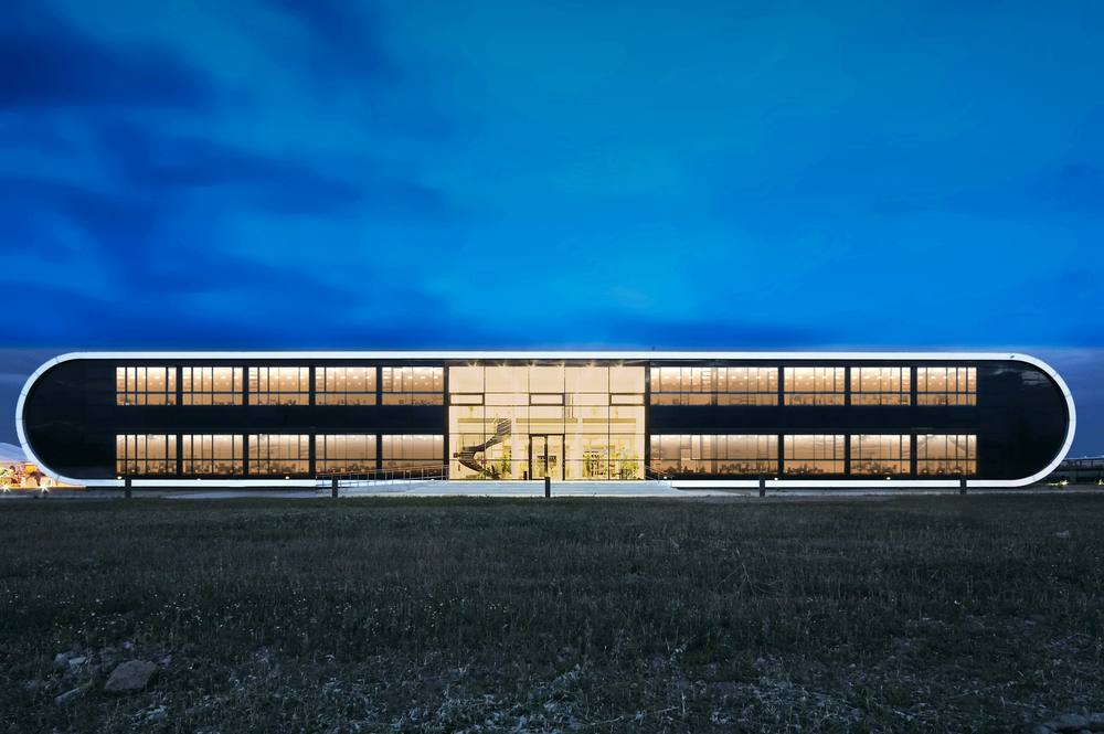Bürogebäude in der Abenddämmerung