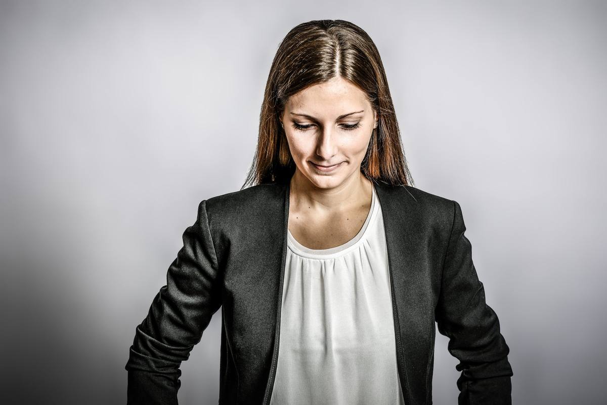 Business-Portrait einer Frau im Low-Key-Licht